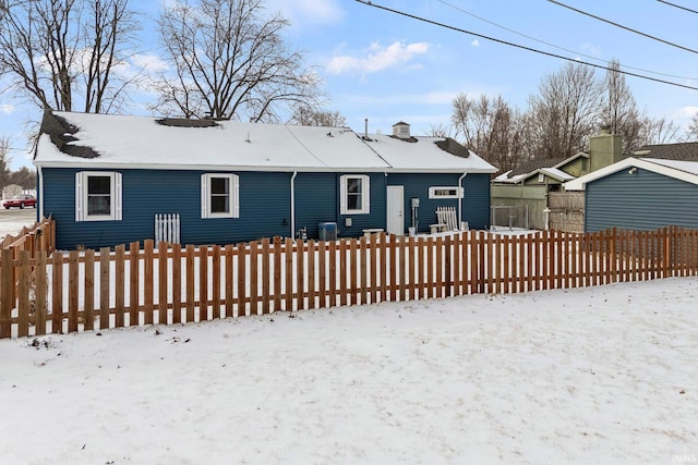 view of front facade with central AC unit and a fenced front yard