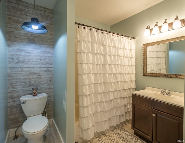 bathroom with shower / bath combo with shower curtain, vanity, and toilet