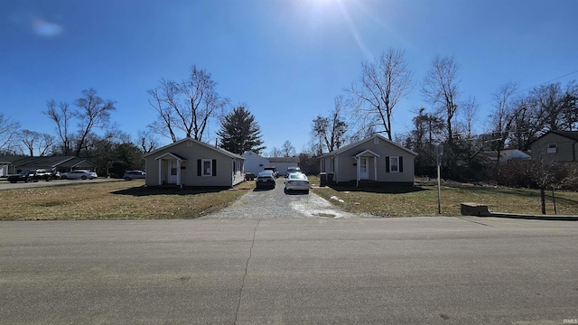 view of front of property featuring a front yard and gravel driveway