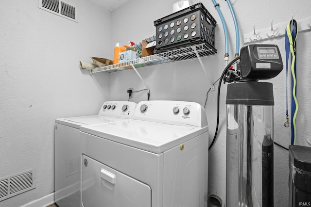 laundry room with laundry area, visible vents, and independent washer and dryer