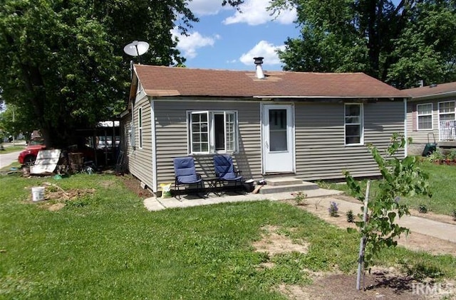 view of front of house with entry steps and a front yard