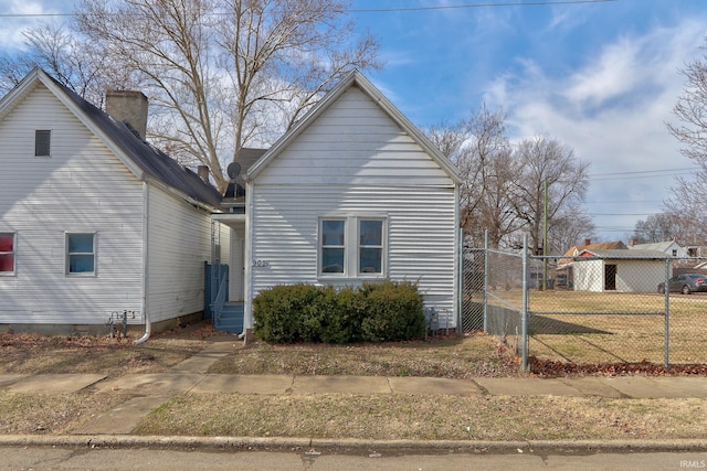 view of front of property featuring fence