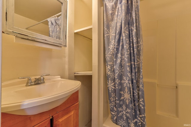 full bath featuring a shower with curtain and vanity