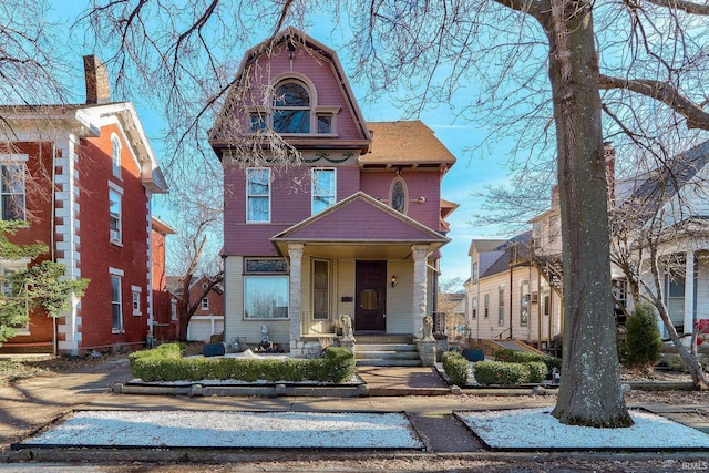 view of front of house featuring a gambrel roof