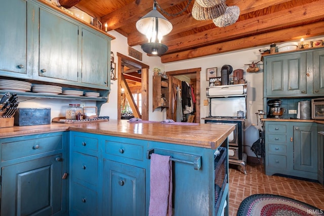 kitchen with wooden ceiling, a peninsula, brick floor, blue cabinetry, and beam ceiling