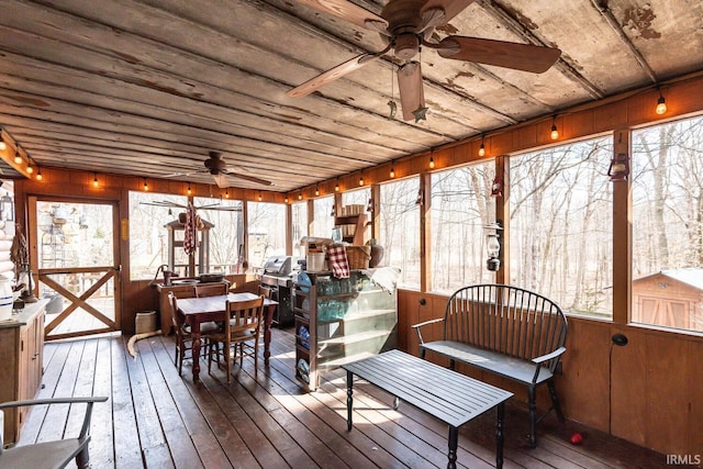 sunroom with ceiling fan