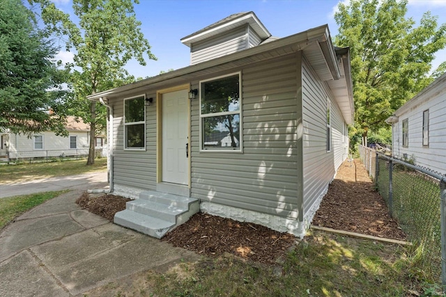 view of front of property with entry steps and fence