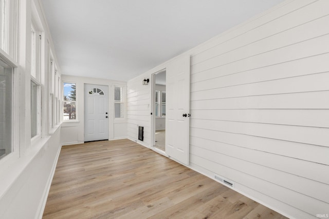 entryway featuring light wood-style floors, visible vents, and baseboards