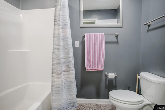 full bath featuring shower / tub combo with curtain, toilet, and baseboards