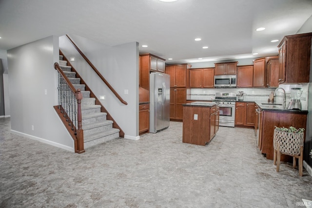 kitchen with stainless steel appliances, a kitchen island, a sink, backsplash, and dark countertops