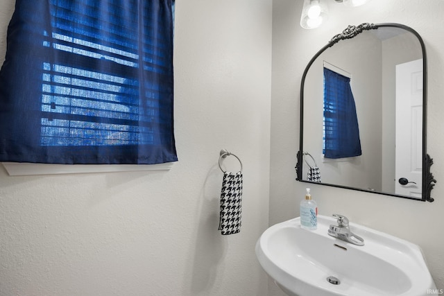 bathroom featuring a sink