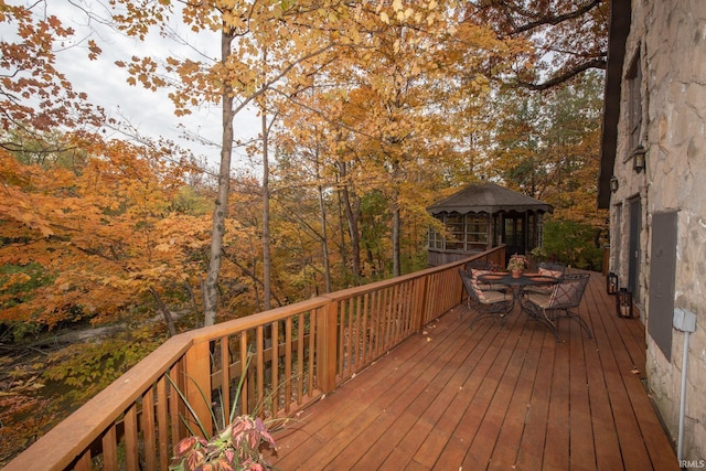 deck with outdoor dining space