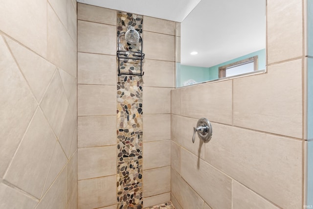 full bathroom featuring a tile shower