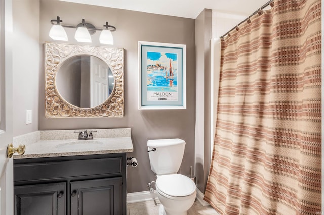 full bathroom featuring toilet, a shower with curtain, baseboards, and vanity