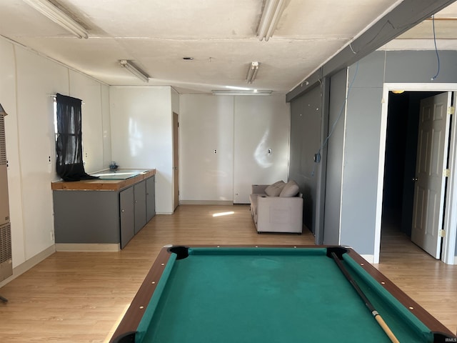 recreation room with light wood-type flooring, billiards, and a sink