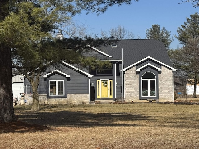 view of front of house with a front lawn and brick siding