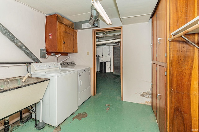 laundry area with a sink, washing machine and clothes dryer, and visible vents