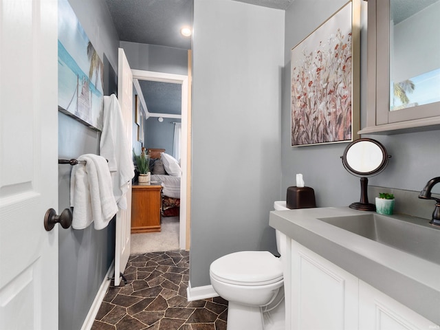 bathroom featuring toilet, ensuite bath, baseboards, and a textured ceiling