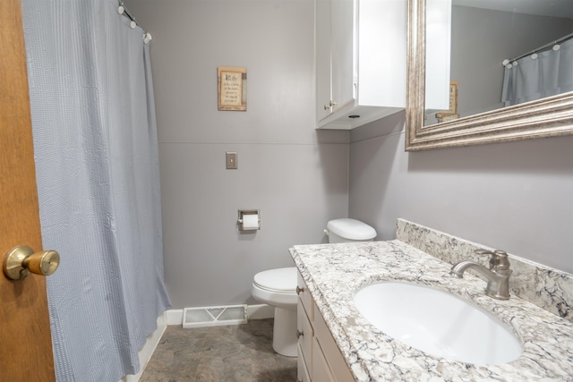 full bathroom featuring baseboards, visible vents, a shower with shower curtain, toilet, and vanity