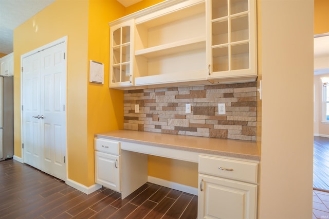 interior space with wood tiled floor, freestanding refrigerator, light countertops, and built in study area