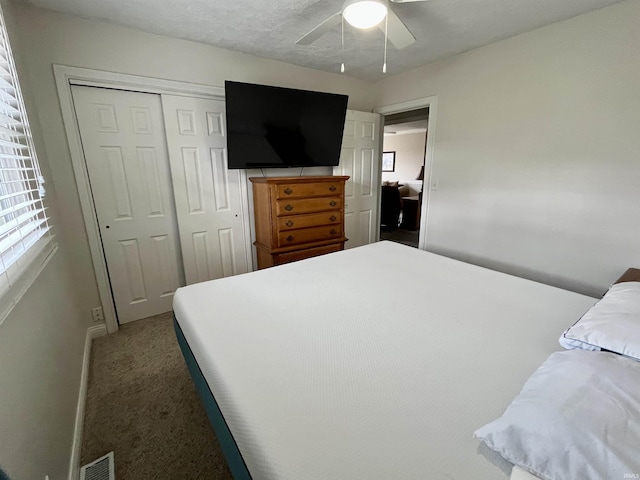 bedroom featuring carpet, a closet, visible vents, a ceiling fan, and a textured ceiling