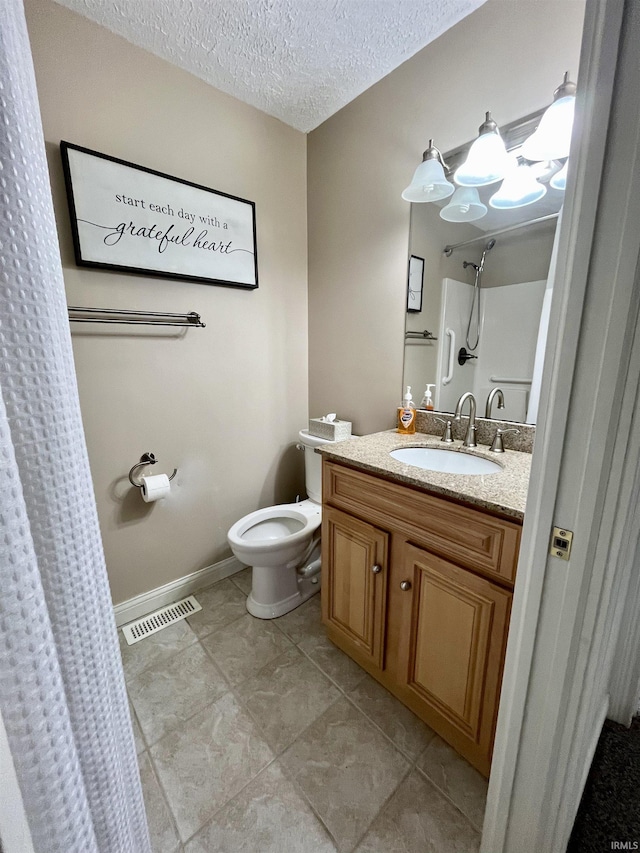 full bath with visible vents, toilet, a shower with shower curtain, a textured ceiling, and vanity