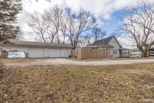 view of yard featuring a detached garage and fence