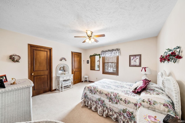 bedroom featuring light carpet, a textured ceiling, and a ceiling fan