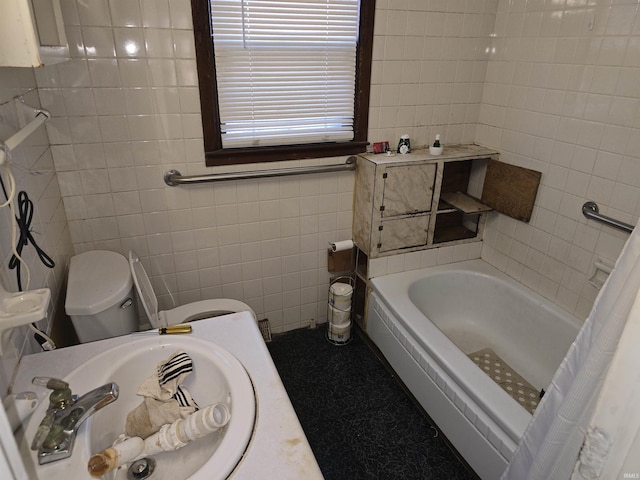 bathroom featuring toilet, a bathing tub, a sink, and tile walls