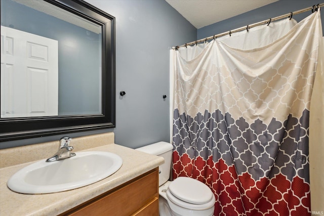 full bath with a textured ceiling, a shower with shower curtain, vanity, and toilet