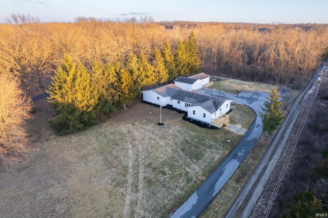 birds eye view of property featuring a forest view