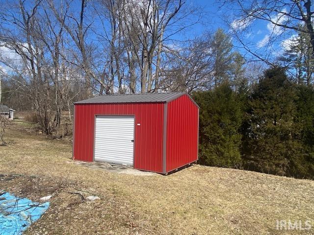 view of outdoor structure with an outbuilding