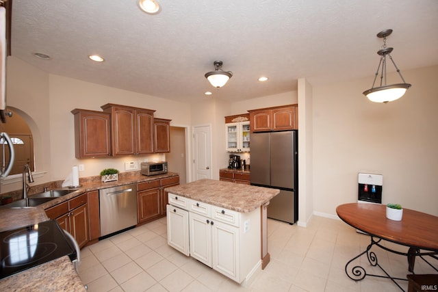 kitchen with stainless steel appliances, a center island, a sink, and recessed lighting