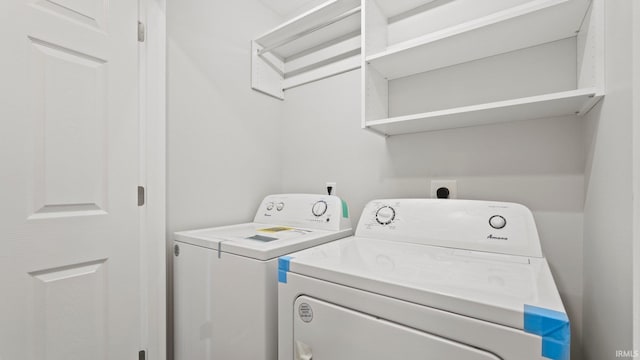 washroom with laundry area and independent washer and dryer