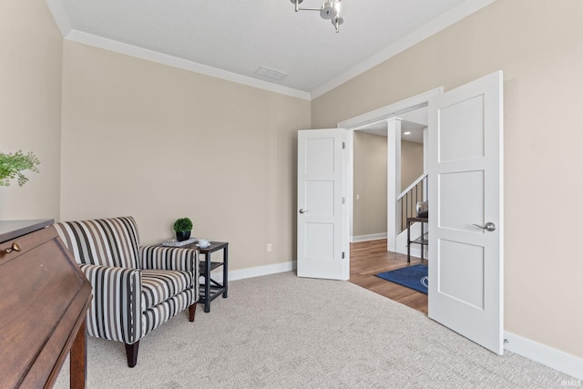 living area with visible vents, baseboards, ornamental molding, stairway, and carpet