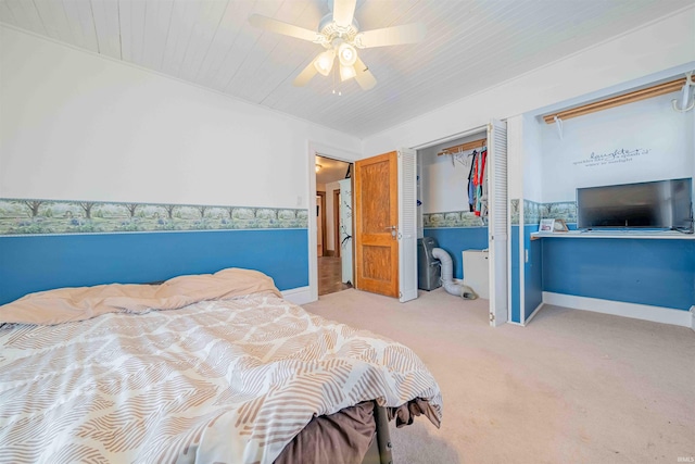 bedroom with carpet floors, baseboards, a ceiling fan, and a closet