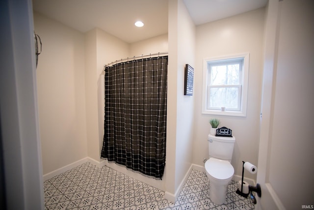 full bath with a shower with curtain, toilet, baseboards, and recessed lighting