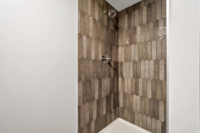 bathroom featuring a tile shower