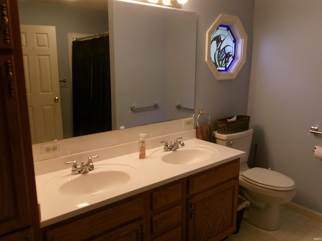 full bath with a shower with curtain, a sink, toilet, and double vanity