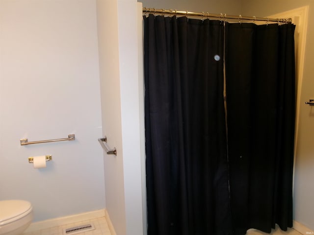 full bath with a shower with curtain, baseboards, visible vents, and toilet