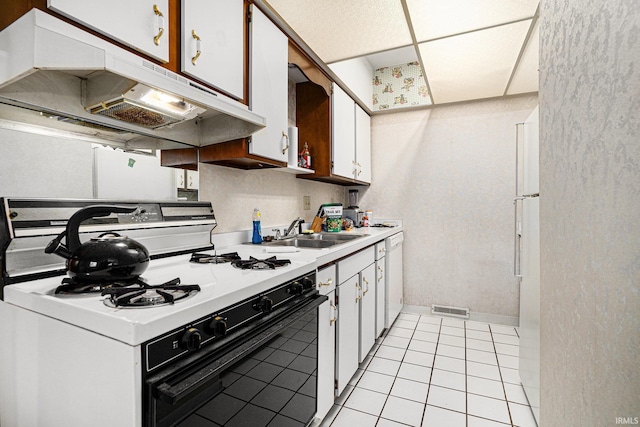 kitchen featuring light countertops, visible vents, a sink, white appliances, and under cabinet range hood