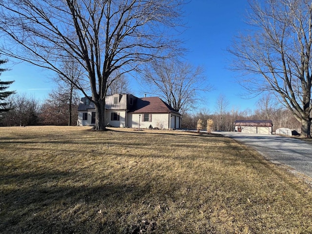 view of front of house featuring driveway and a front yard