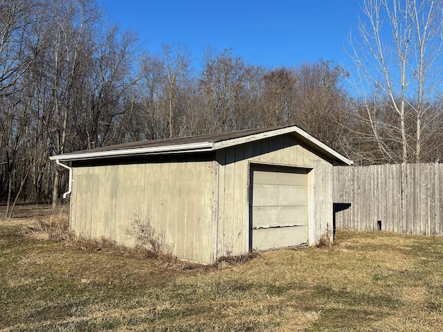 view of outdoor structure featuring an outbuilding and fence