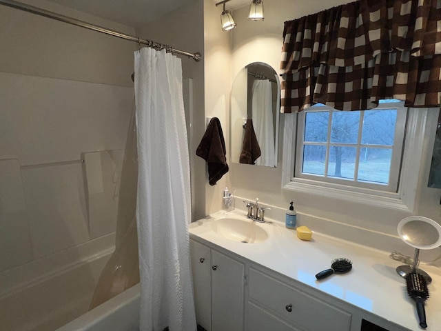 full bath with shower / bath combo and vanity