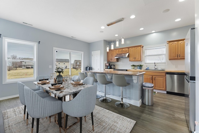 dining area featuring recessed lighting, dark wood-style flooring, visible vents, and baseboards