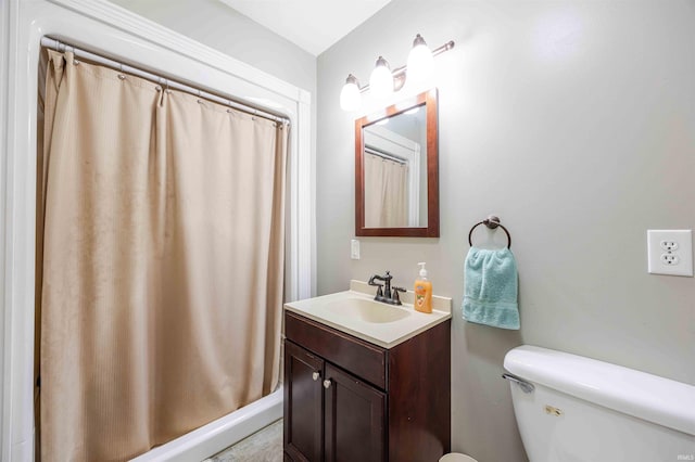 full bath with toilet, curtained shower, and vanity