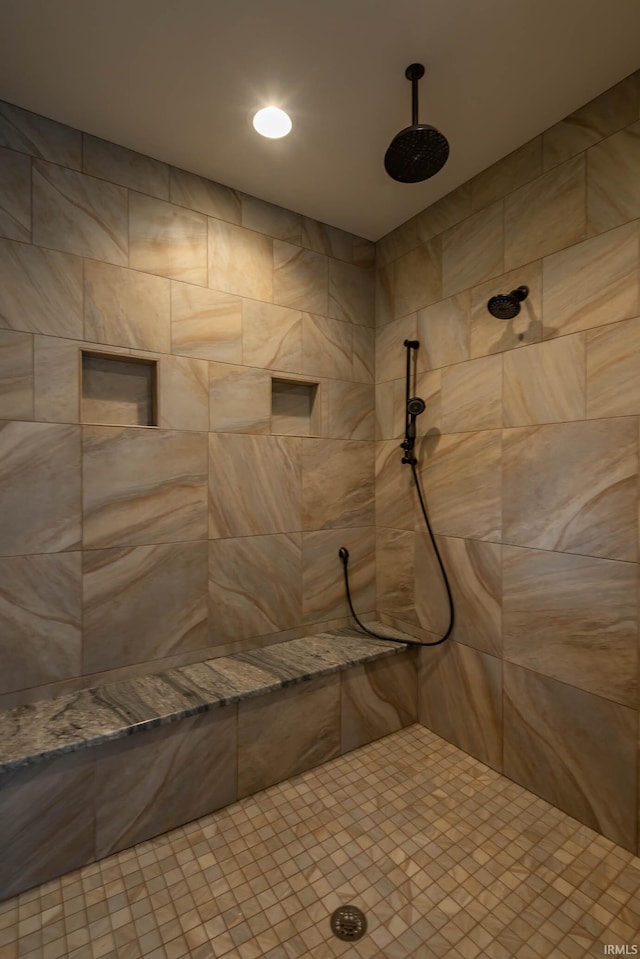 full bathroom featuring a tile shower