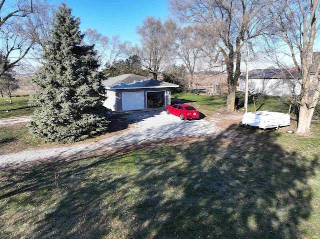 view of yard featuring dirt driveway