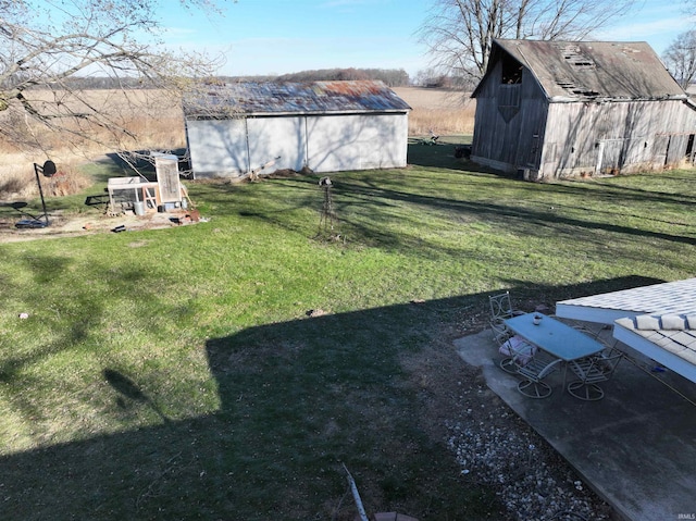 view of yard with a storage shed and an outdoor structure