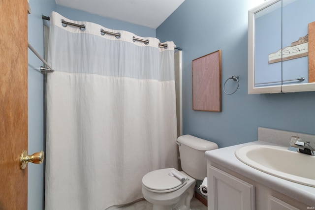 full bathroom with curtained shower, vanity, and toilet